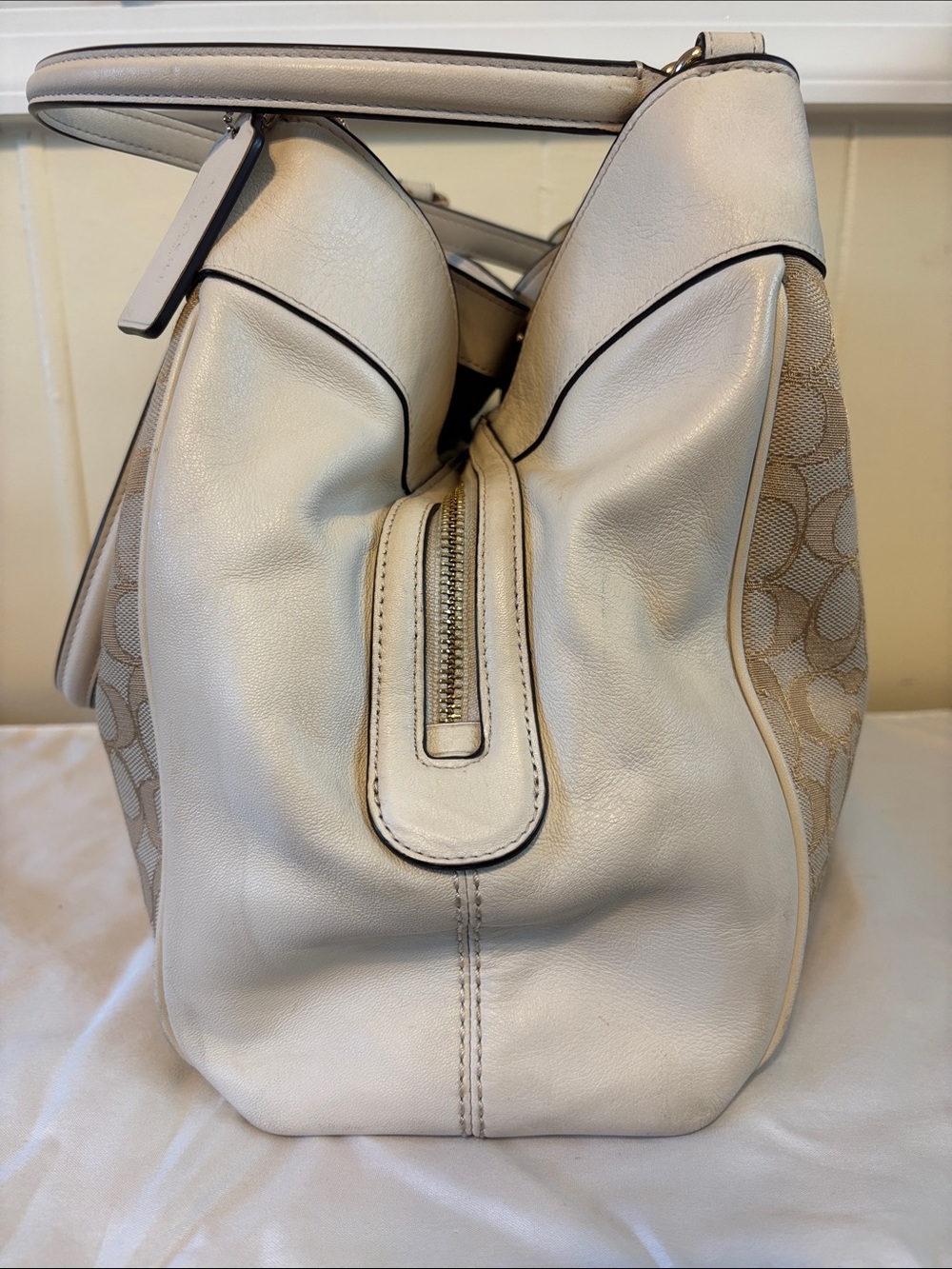 EUC Coach Outline Signature Lexy Shoulder Bag in Light Khaki/Chalk - Picture 3 of 16